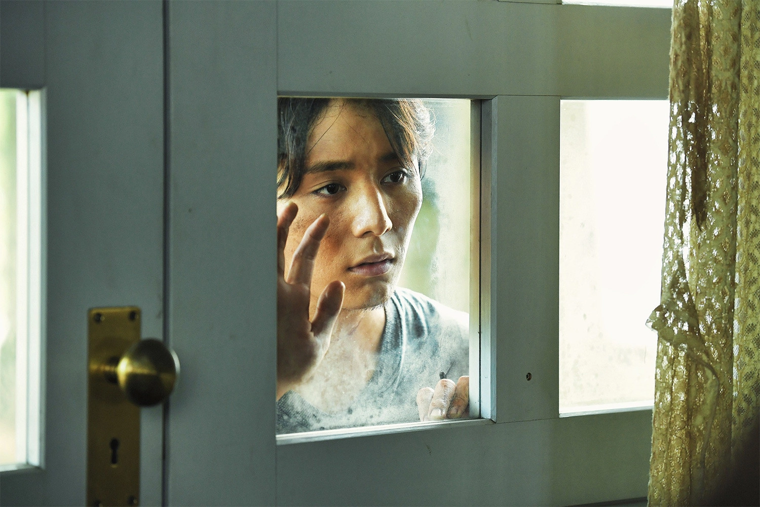 Ryosuke Yamada, với ánh mắt buồn và những cử chỉ tinh tế, đã thành công trong việc thể hiện hình ảnh của Aoi