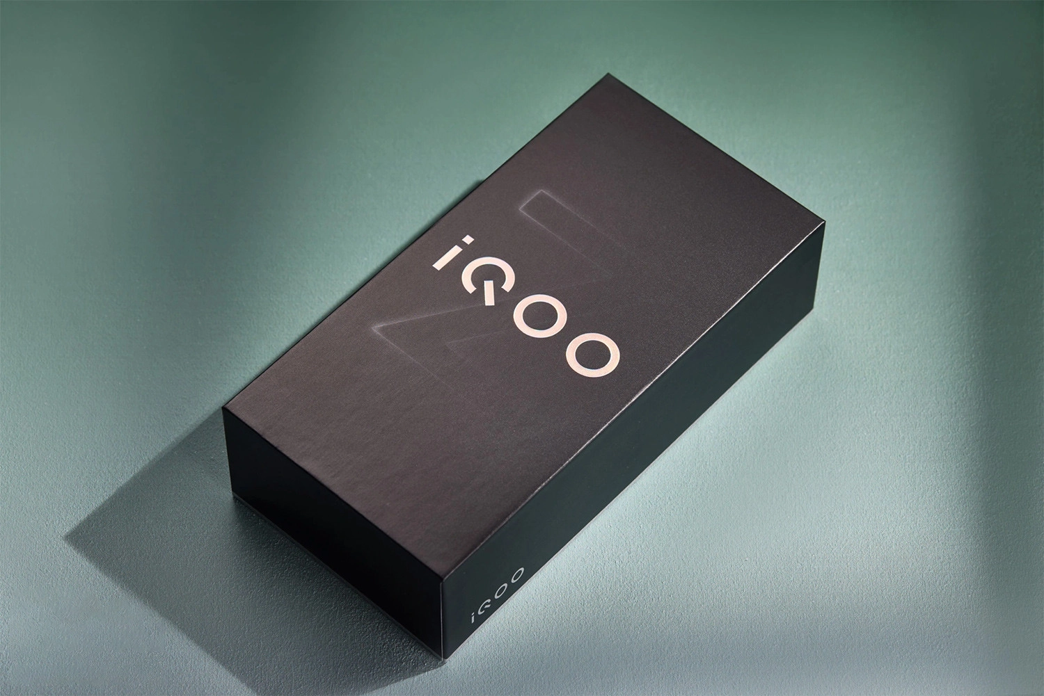 Trên tay Vivo iQOO Z9, Hộp đựng điện thoại iQOO Z9