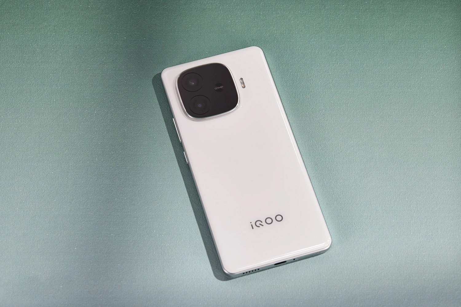Trên tay Vivo iQOO Z9,iQOO Z9 được thừa hưởng toàn bộ thiết kế từ phiên bản cao cấp iQOO Z9 Turbo