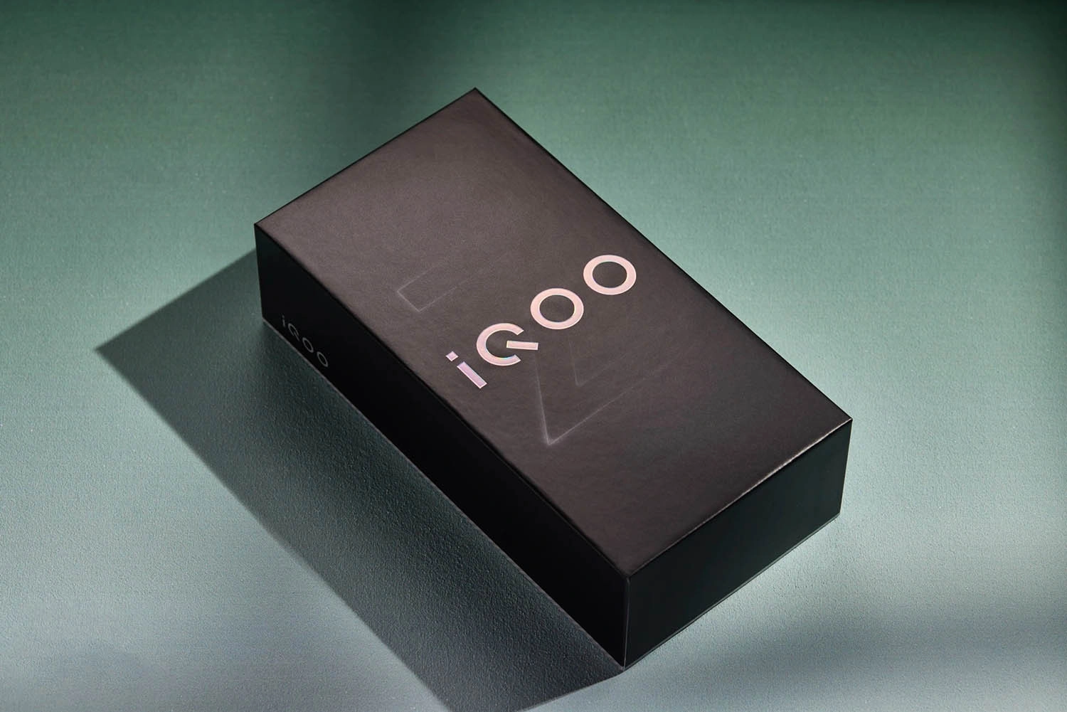 Trên tay Vivo iQOO Z9 Turbo: Hộp sản phẩm
