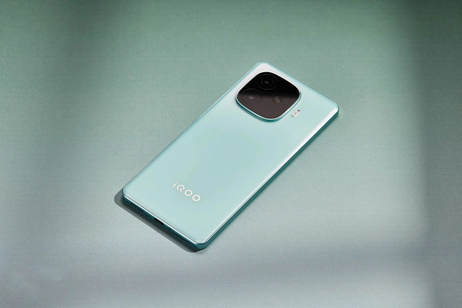 Trên tay Vivo iQOO Z9 Turbo: Thiết kế mặc lưng