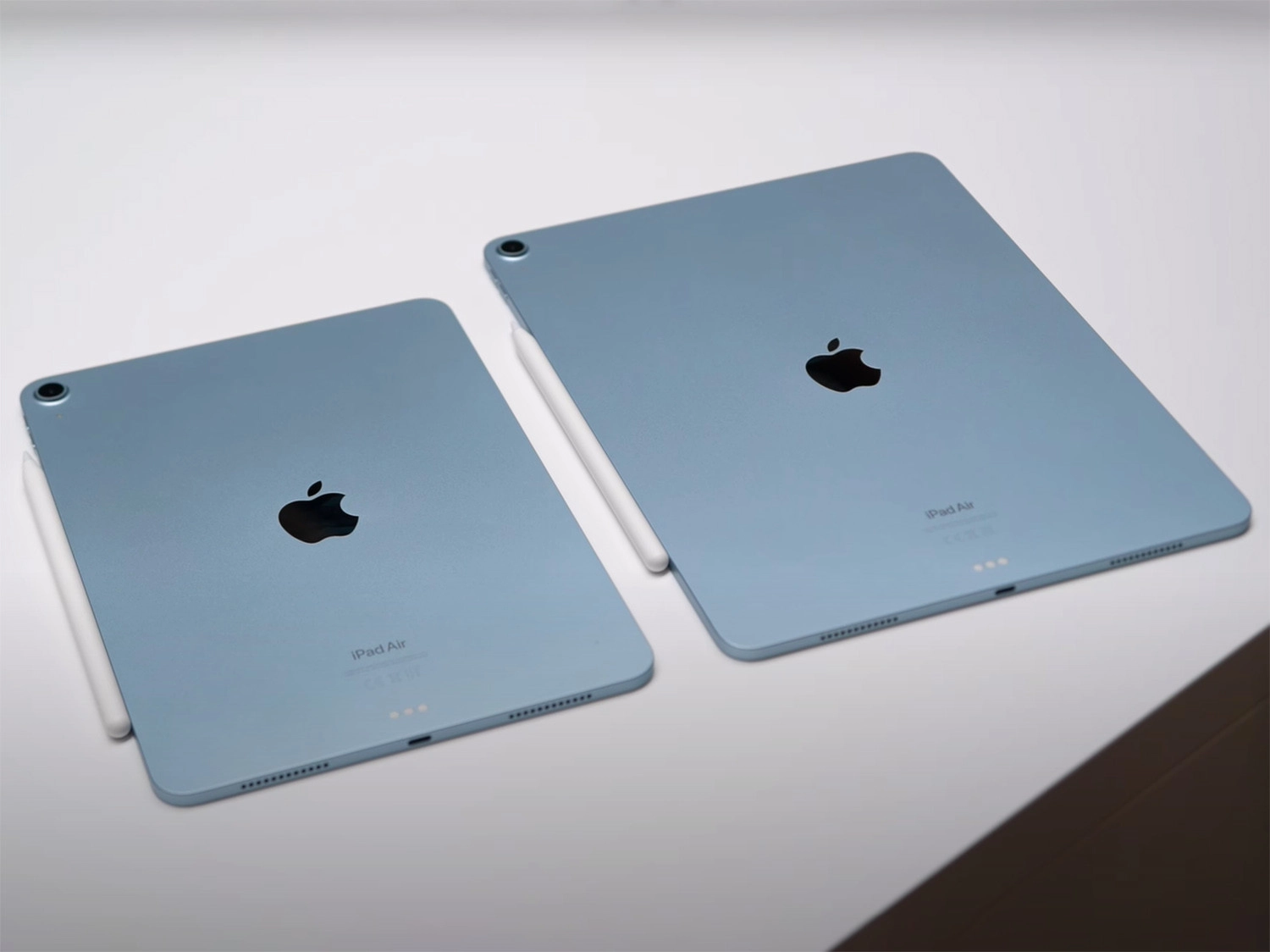 Mặt lưng iPad Air 6 13 inch (phải), iPad Air 6 11 inch (trái) có thiết kế phẳng, mỏng nhẹ