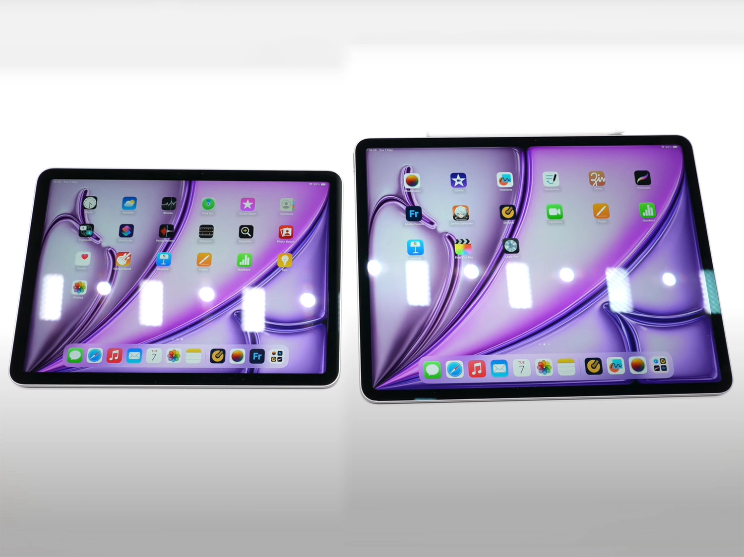Mặt trước iPad Air 6 13  inch (phải), iPad Air 6 11 inch (trái) có màn hình phẳng viền khá mỏng