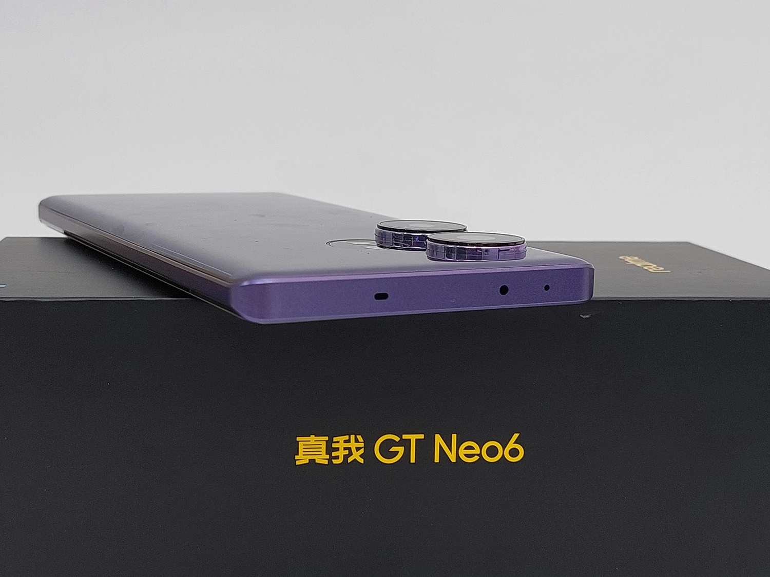 Cạnh trên Realme GT Neo 6 có loa ngoài, mic và cổng hồng ngoại