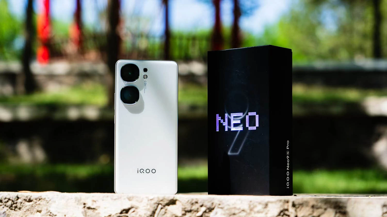 Mở hộp Vivo iQOO Neo 9S Pro: Hộp sử dụng tông màu đen
