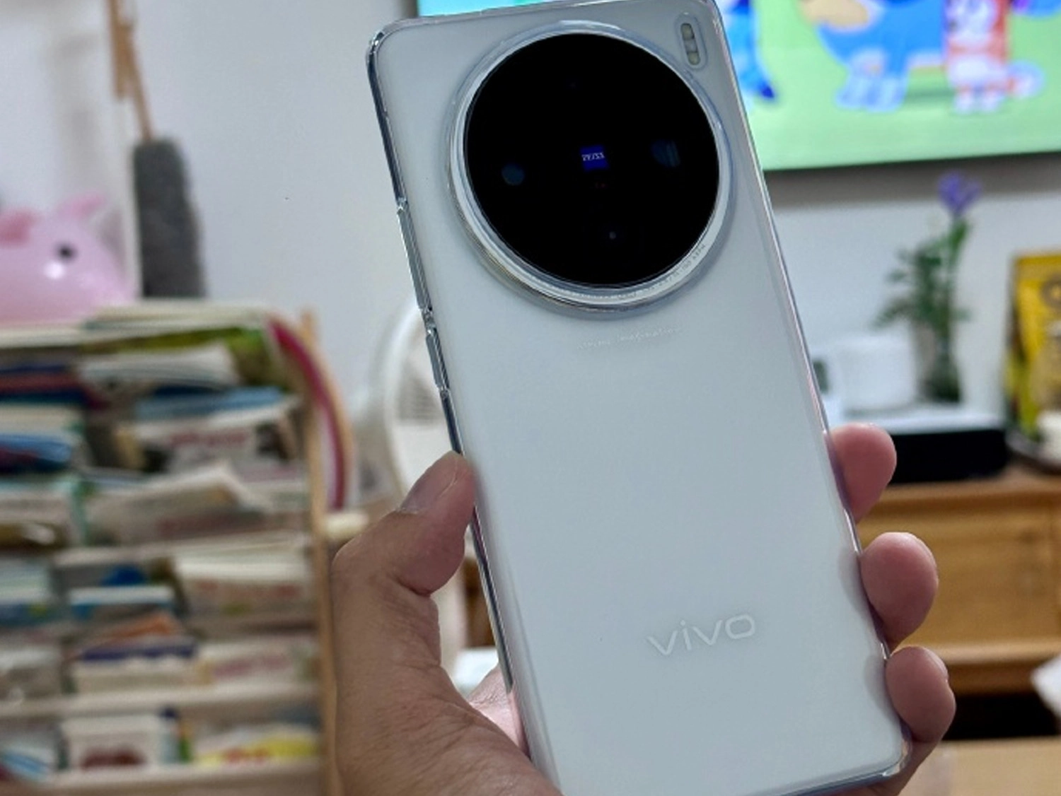 Vivo X100s Pro có kích thước vừa phải, cầm nắm ôm tay
