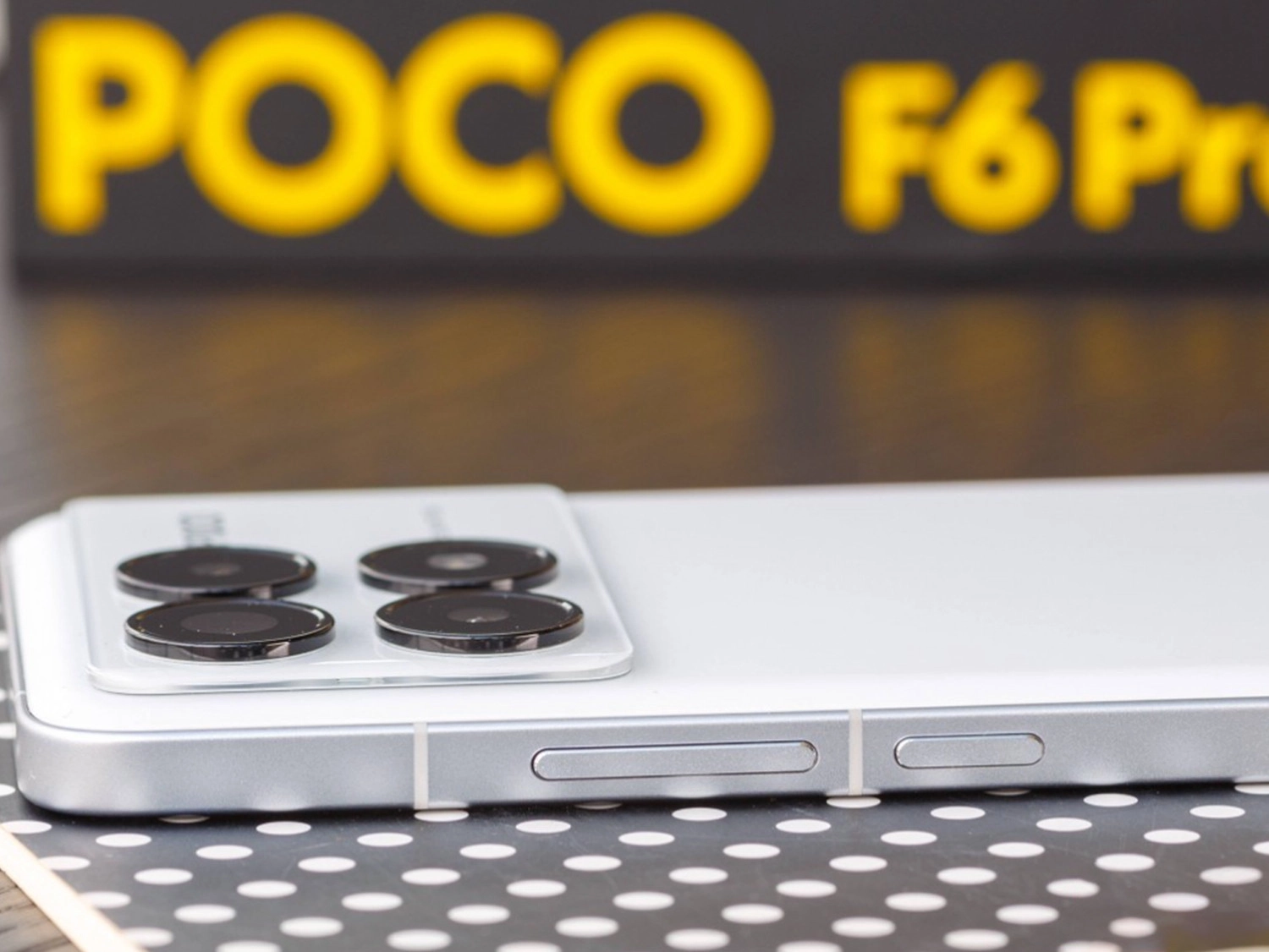 Mở hộp Xiaomi POCO F6 Pro Nút chỉnh âm lượng và nút nguồn được đặt ở cạnh phải của thiết bị