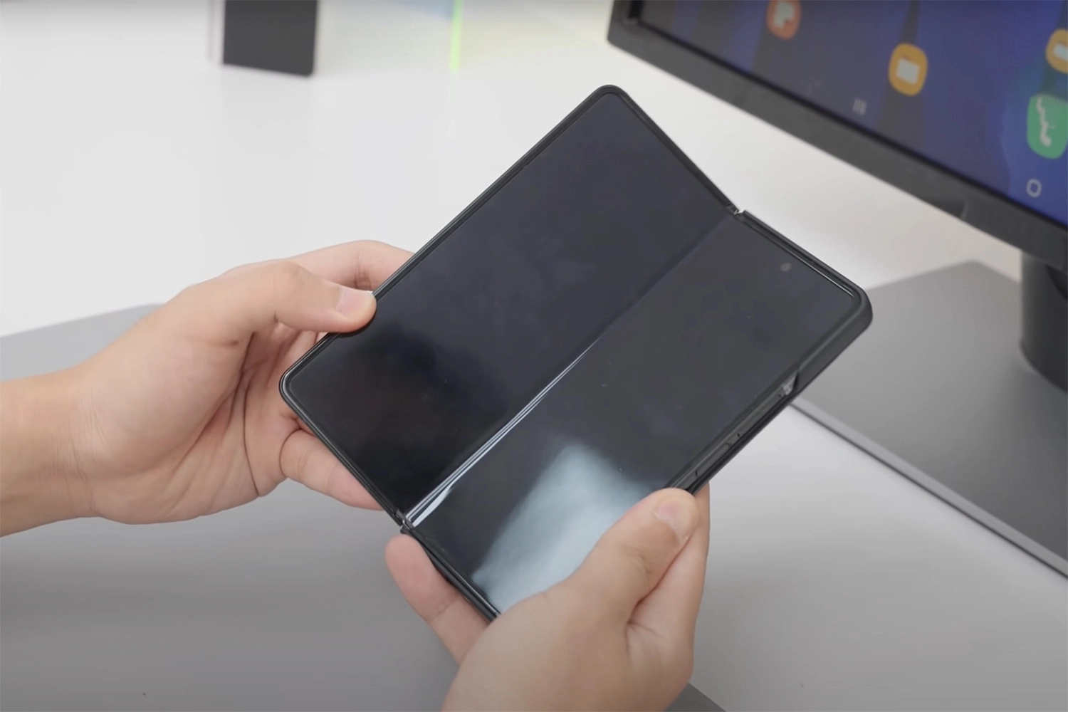 Thay bản lề Samsung Galaxy Z Fold 3, Do đâu cần thay bản lề Samsung Galaxy Z Fold 3?