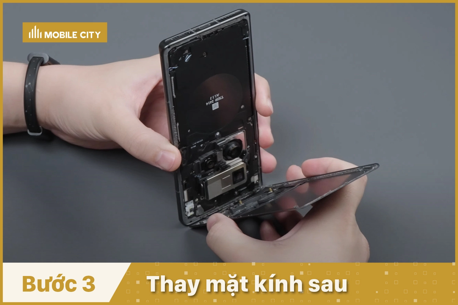 Thay mặt kính sau