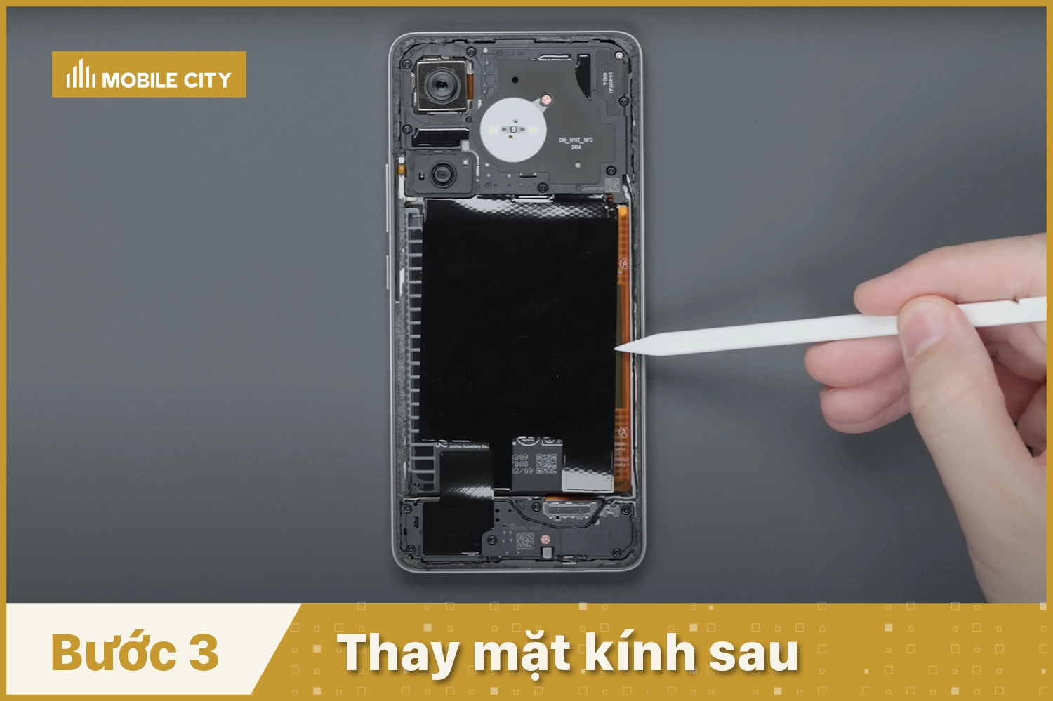 Thay mặt kính sau