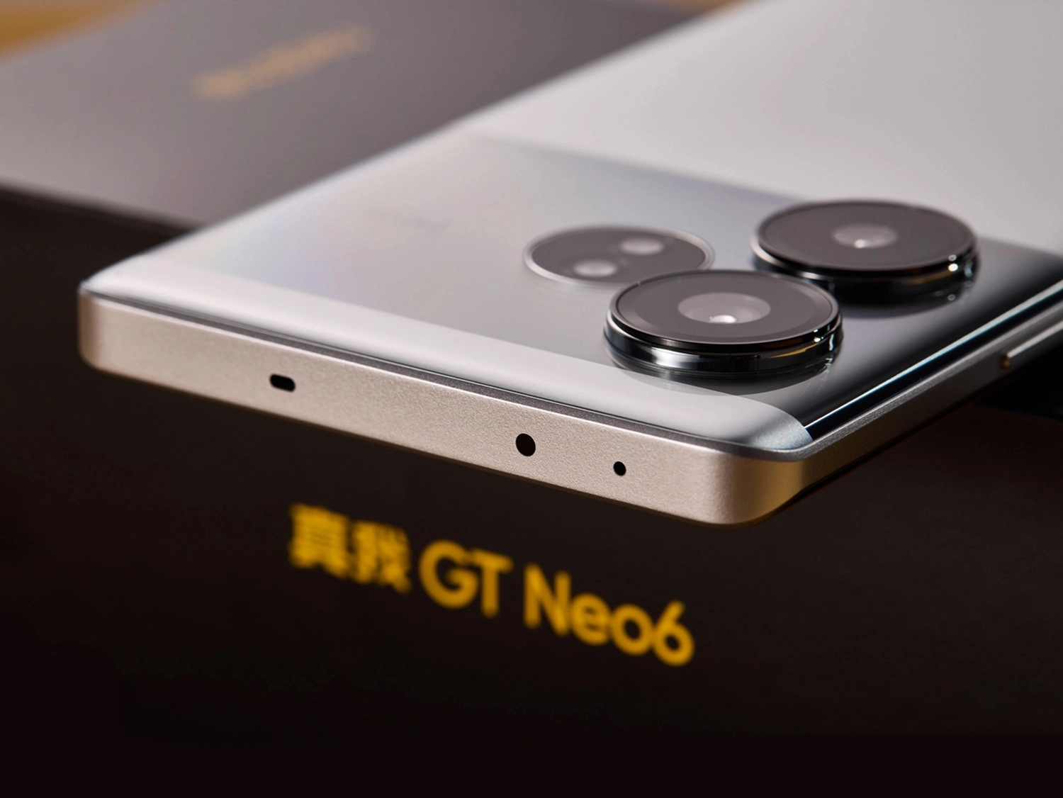 Cạnh trên của Realme GT Neo 6 chứa micro và cảm biến hồng ngoại