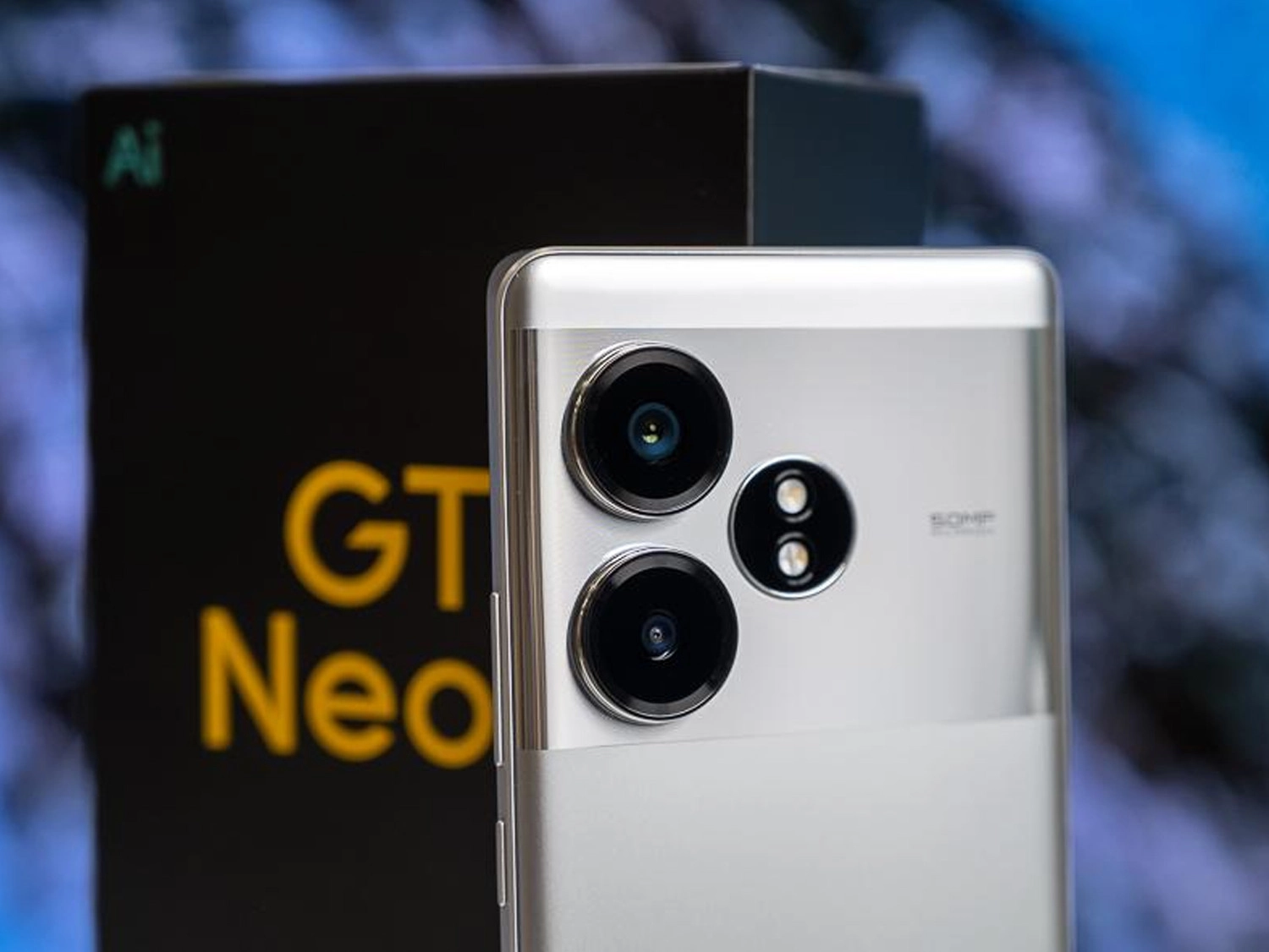 Cạnh phải của Realme GT Neo 6 chứa nút âm lượng và nút nguồn