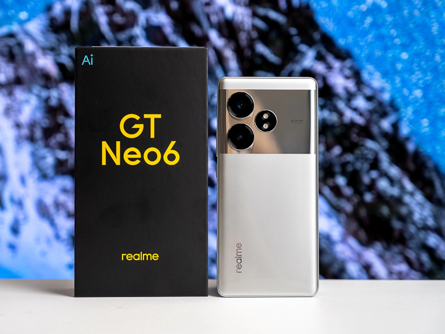 Hộp đựng chiếc điện thoại Realme GT Neo 6 màu Bạc