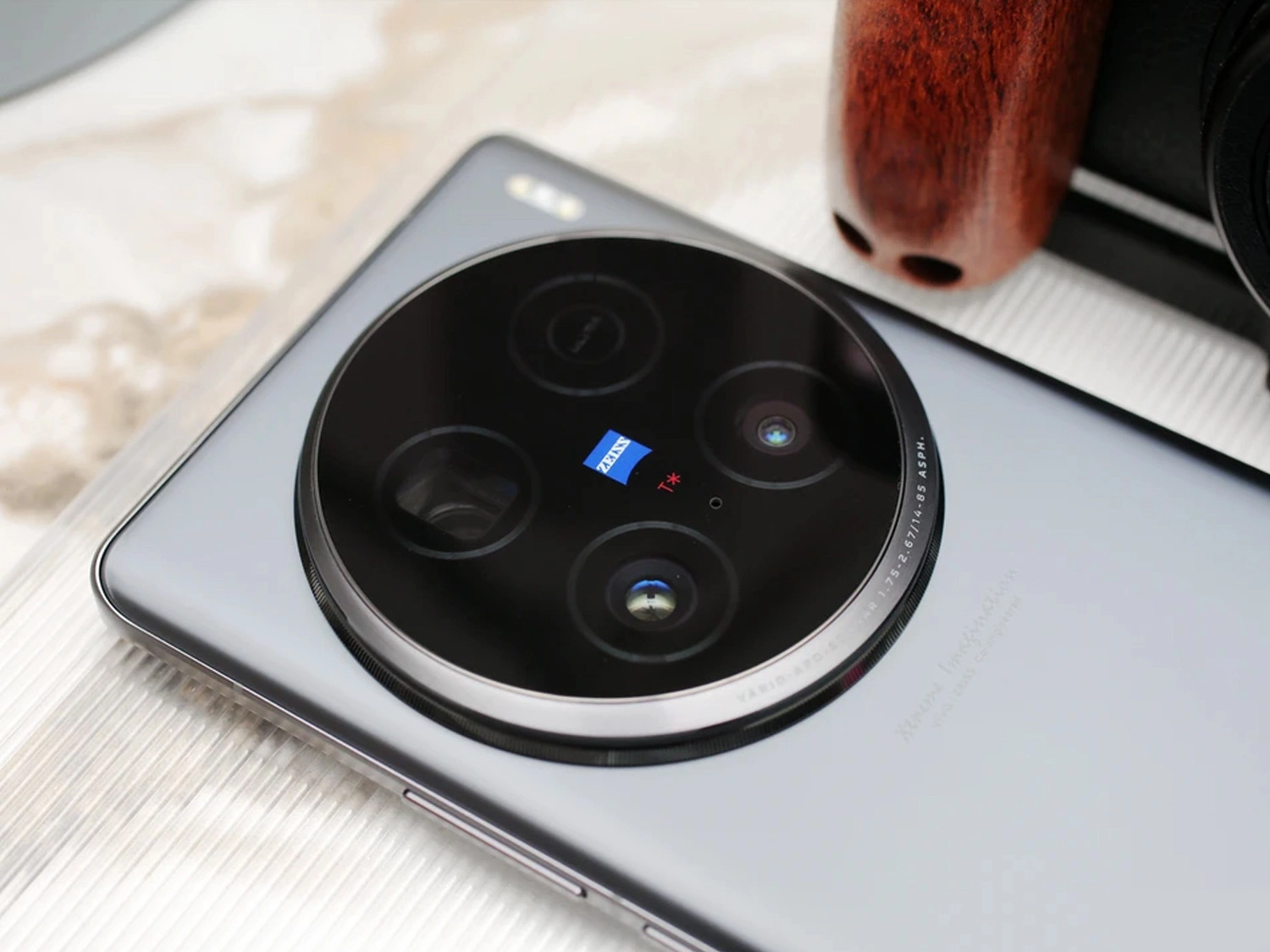 Trên tay Vivo X100 Ultra, Cụm camera dạng vọng quen thuộc với 3 ống kính