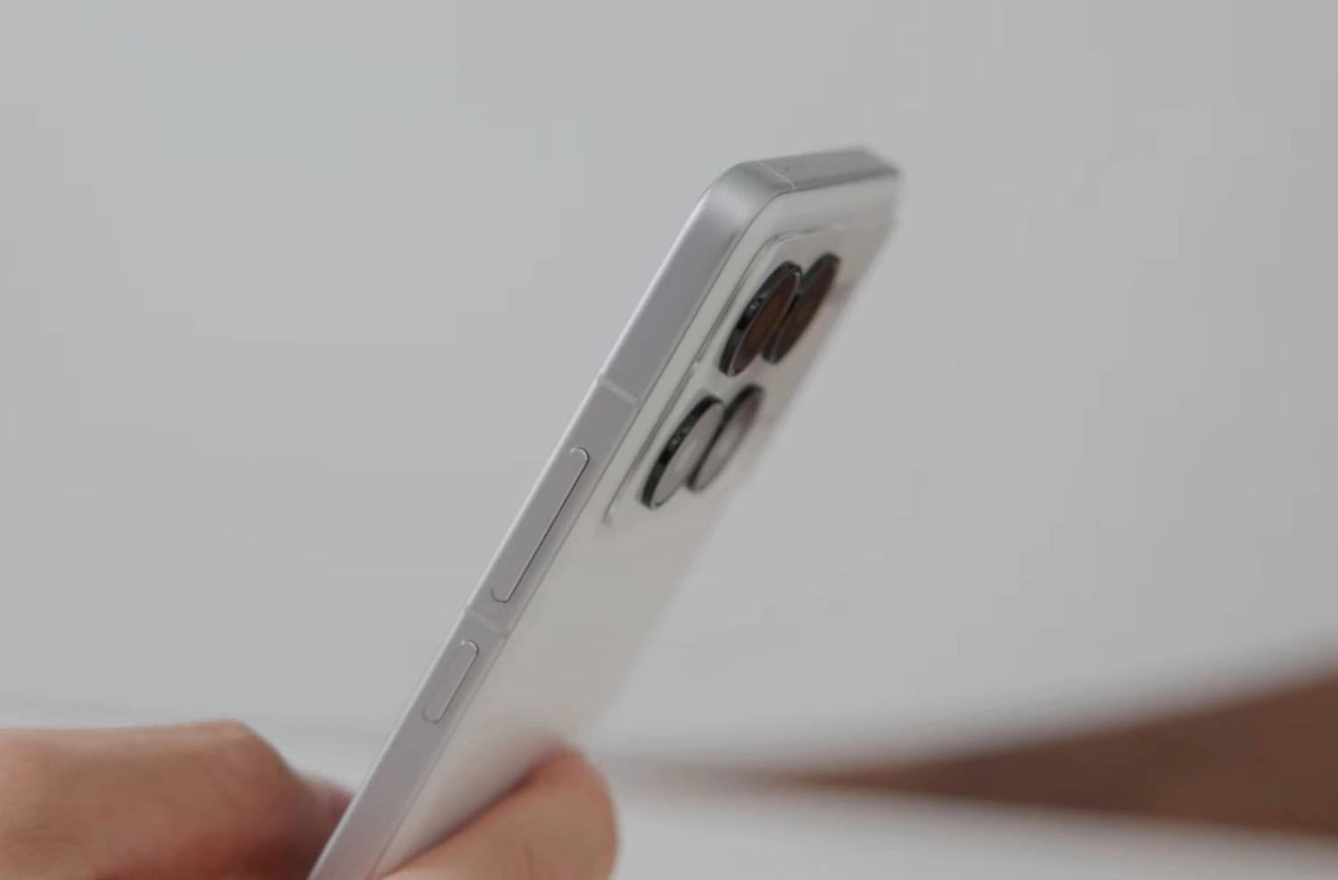 Trên tay Xiaomi POCO F6 Pro: Máy tương đối dày