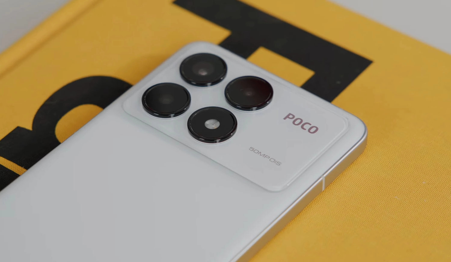 Trên tay Xiaomi POCO F6 Pro: Cụm camera chính