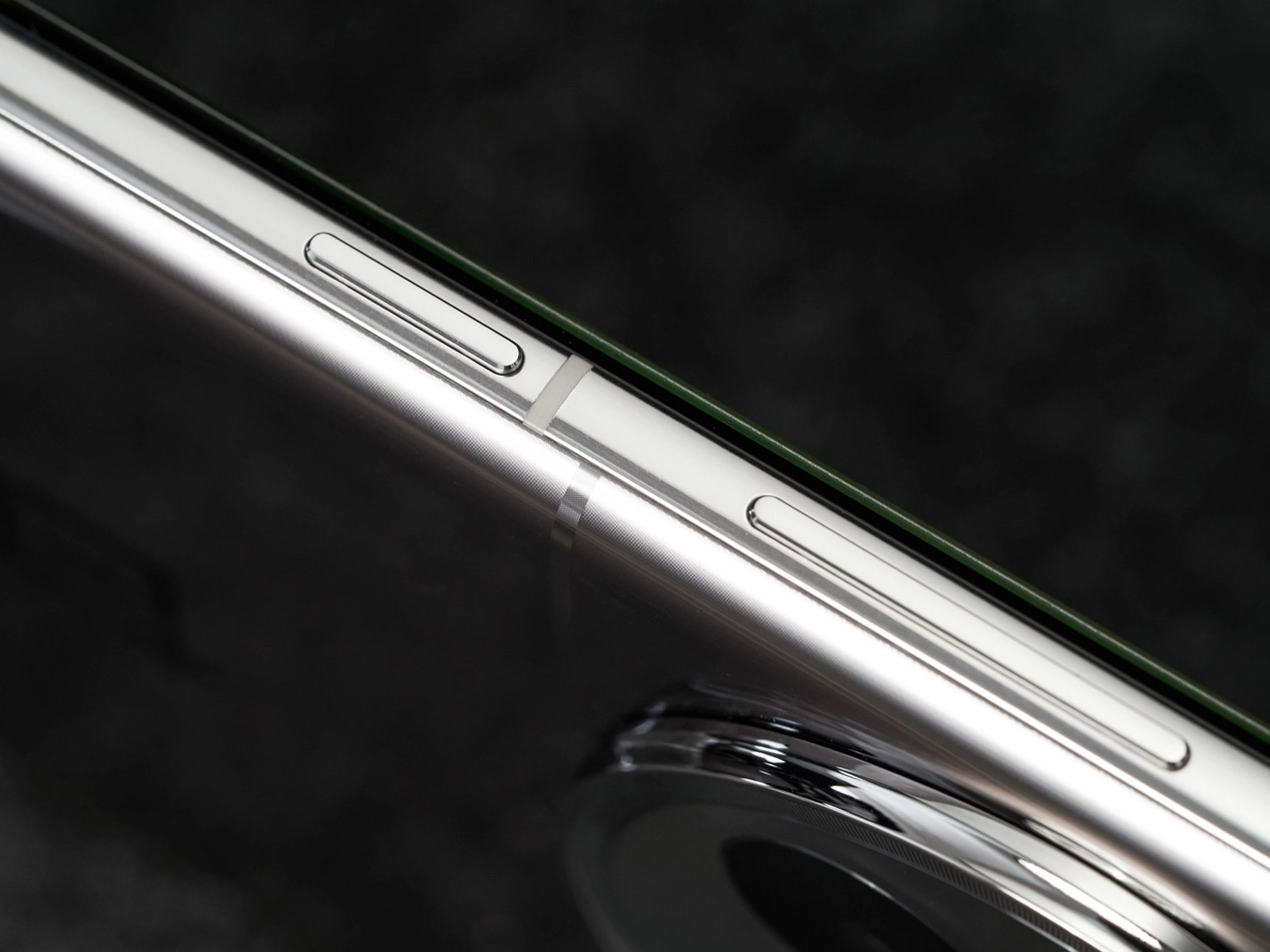 OnePlus Ace 3 Pro sở hữu thiết kế đẹp mắt với khung kim loại cao cấp, bền bỉ