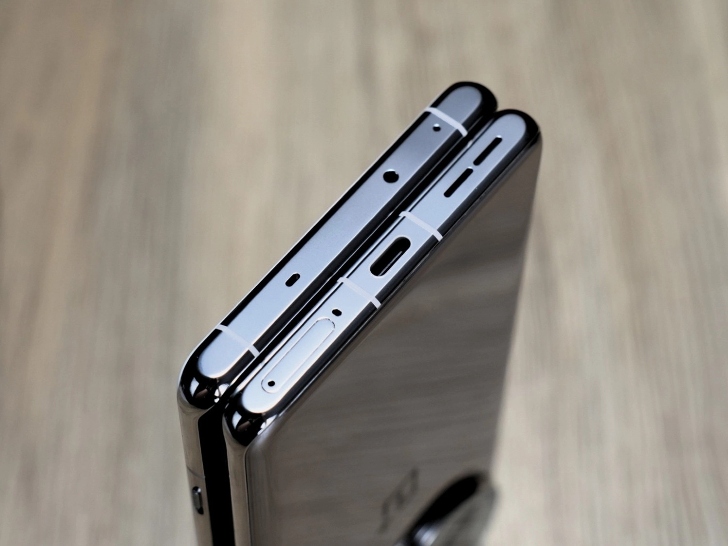 Thiết kế cạnh trên và cạnh dưới của điện thoại OnePlus Ace 3 Pro