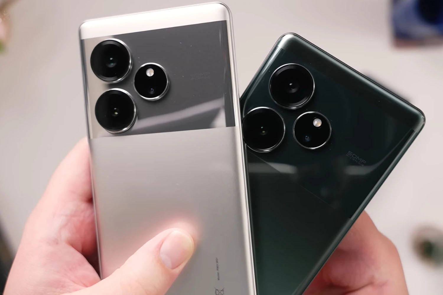 Mở hộp Realme GT 6: Realme GT 6 có thiết kế ba camera và đèn flash