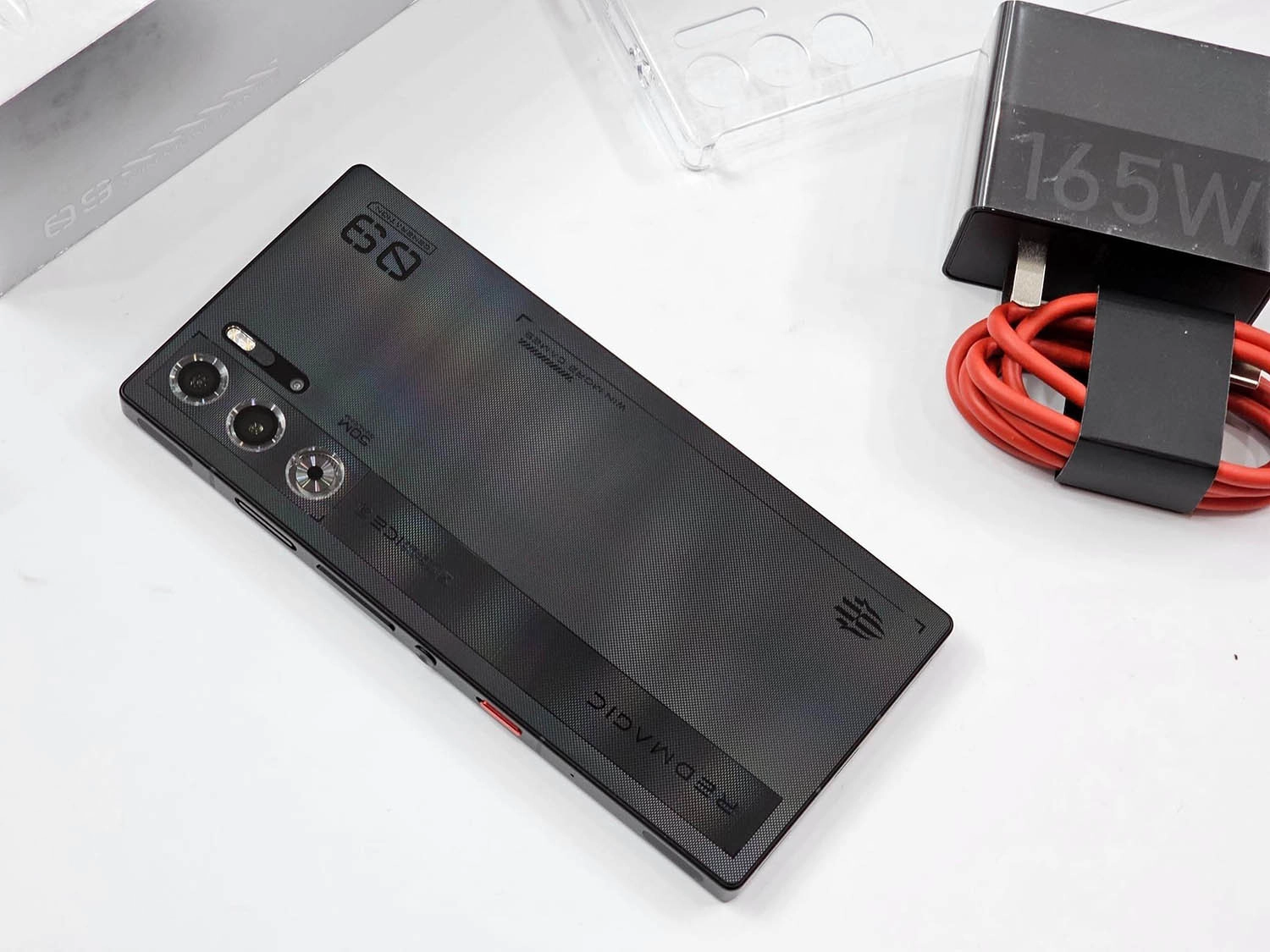 Red Magic 9S Pro Plus được trang bị bộ nhớ LPDDR5X