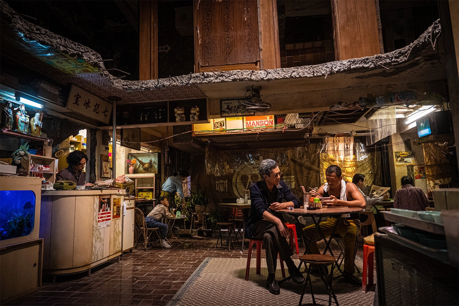 Phim lấy bối cảnh của khu ổ chuột Cửu Long Thành Trại nổi tiếng một thời