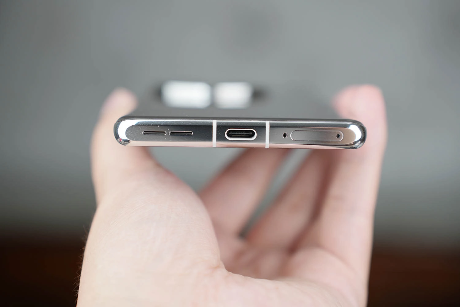 trên tay OnePlus Ace 3 Pro: Cạnh dưới của OnePlus Ace 3 Pro