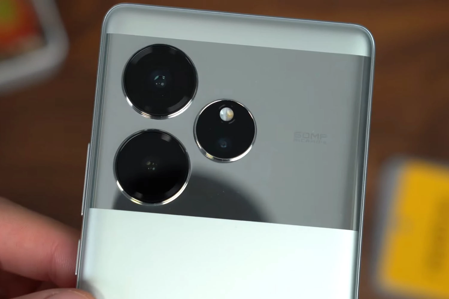 Trên tay Realme GT 6: Realme GT 6 sở hữu cụm ba camera