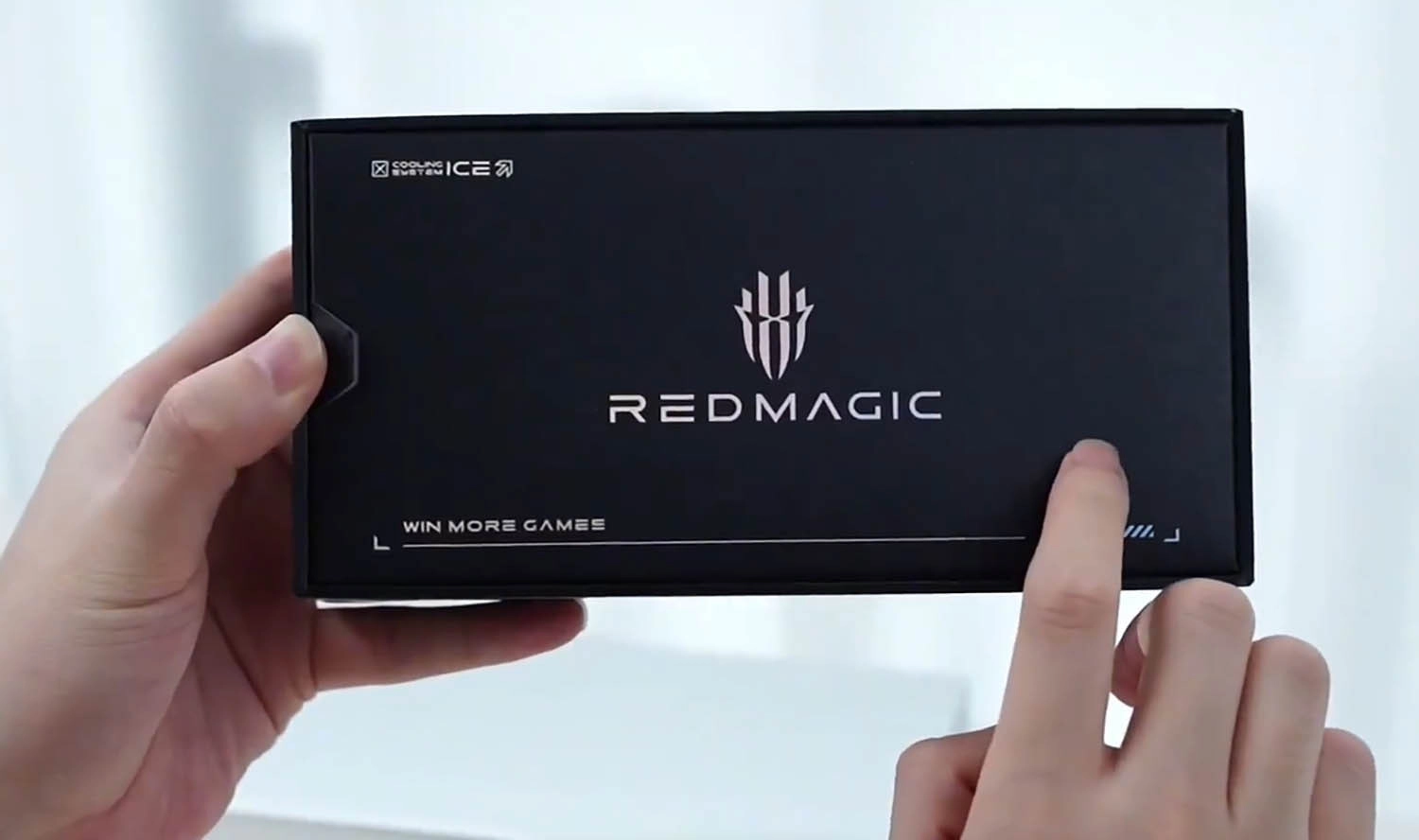 Mở hộp Nubia Red Magic 9S Pro Plus: Hộp phía trong có màu đen