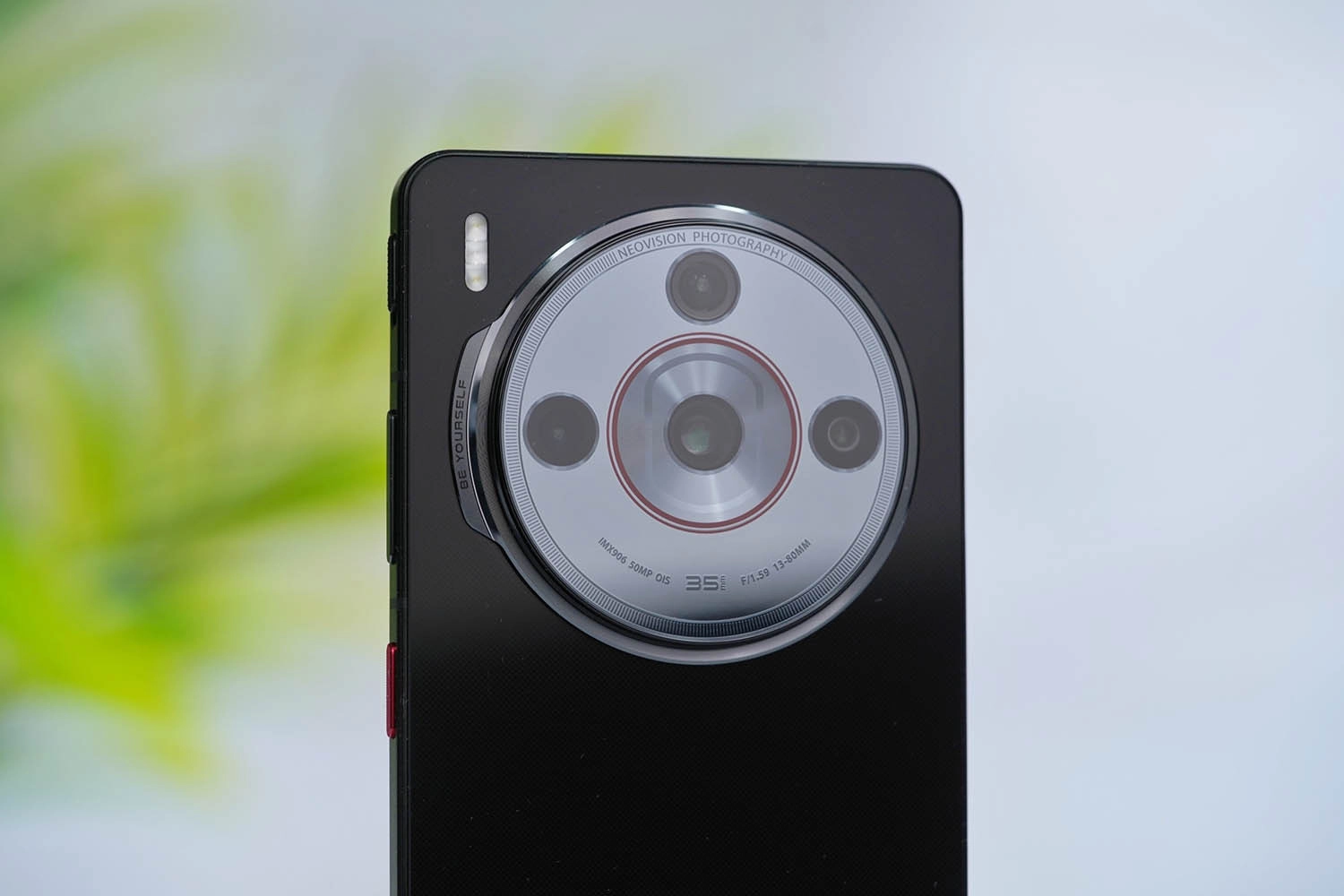 Mở hộp Nubia Z60S Pro: Cụm camera sau