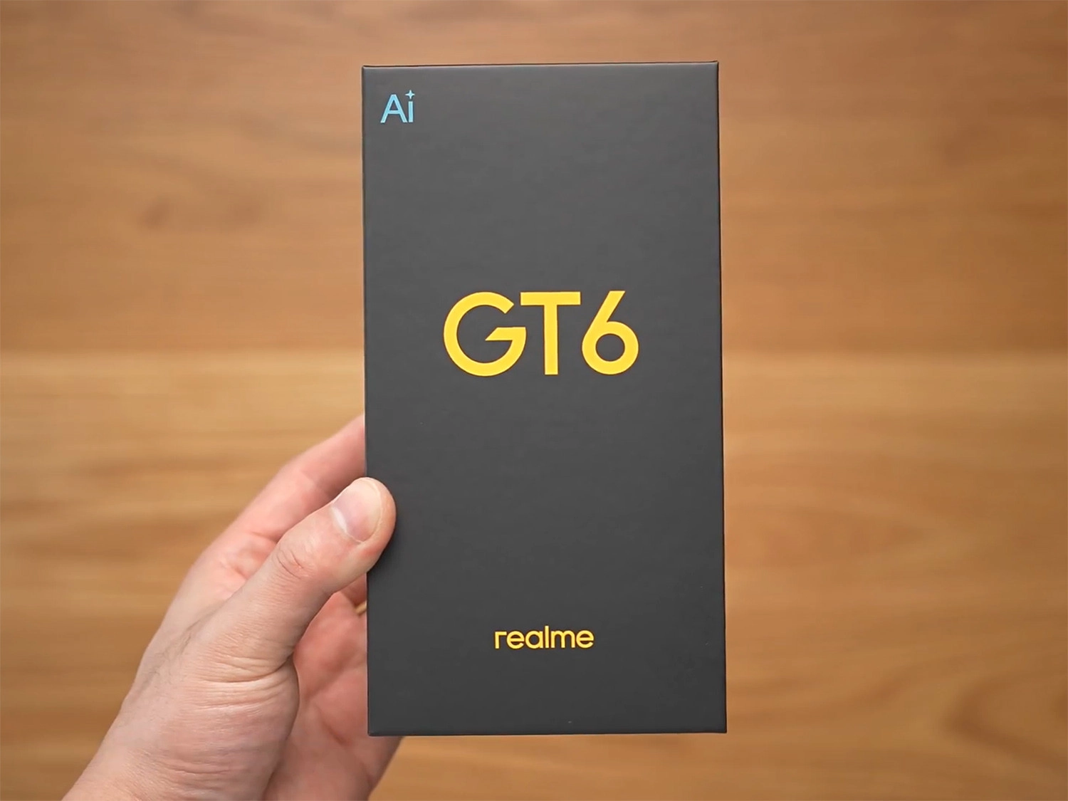 Hộp Realme GT6 có màu đen chủ đạo