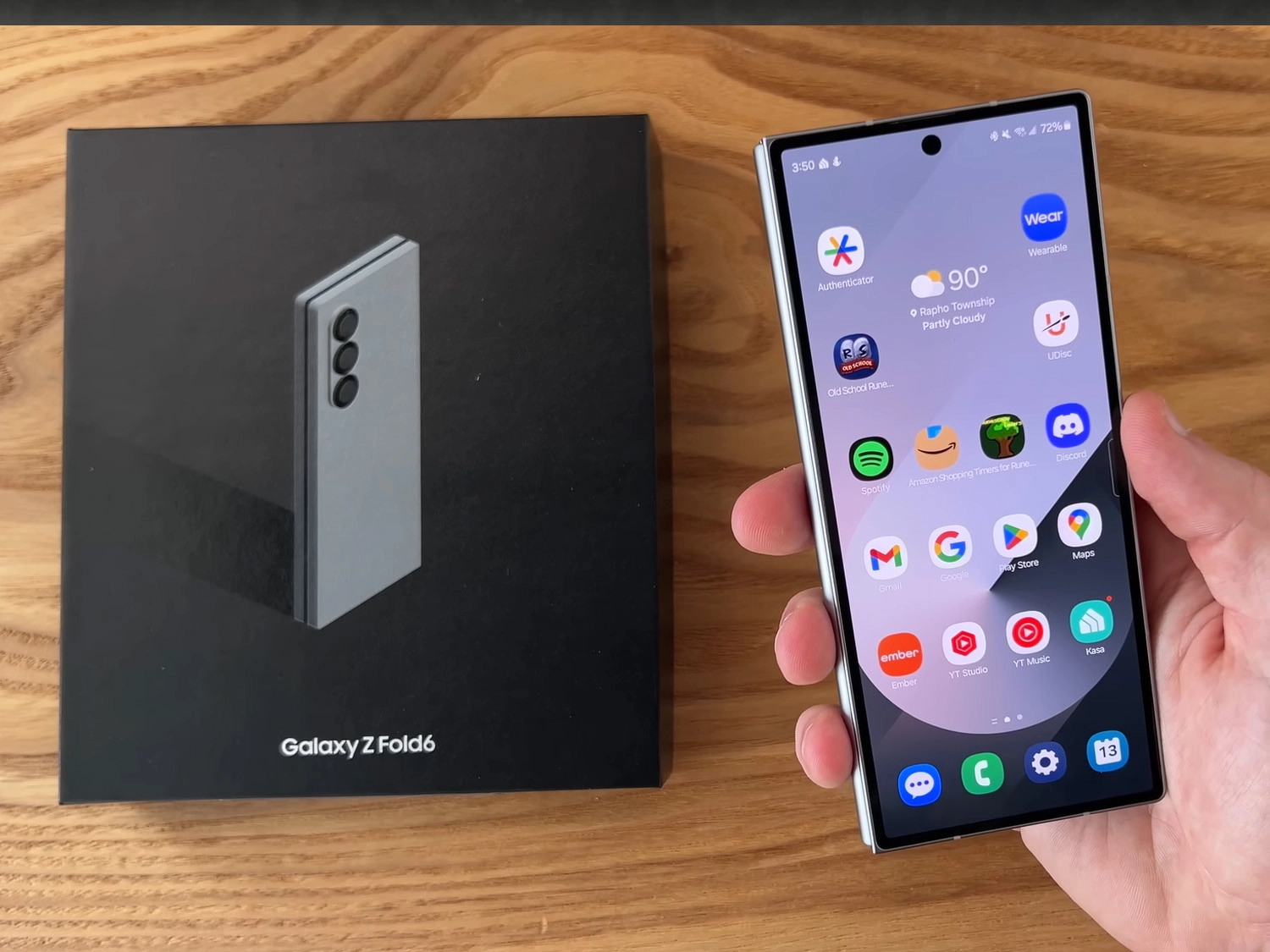 Màn hình ngoài của Samsung Galaxy Z Fold 6