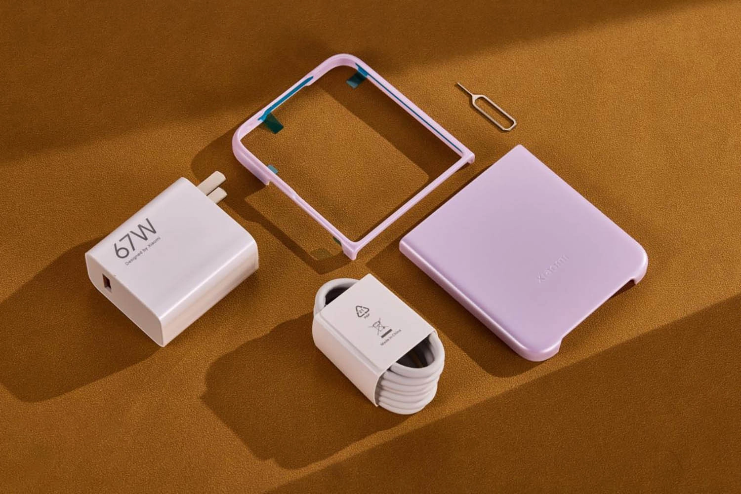 Mở hộp Xiaomi MIX Flip: Phụ kiện của Xiaomi MIX Flip