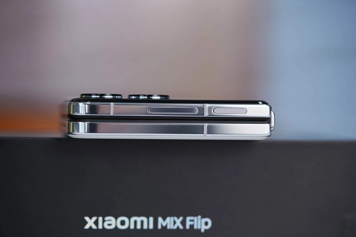 Mở hộp Xiaomi MIX Flip: Nút nguồn ở cạnh bên tích hợp nhận dạng vân tay