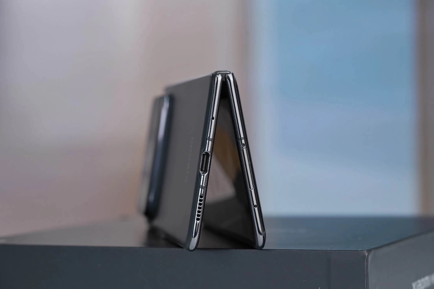 Mở hộp Xiaomi MIX Fold 4: Cạnh dưới