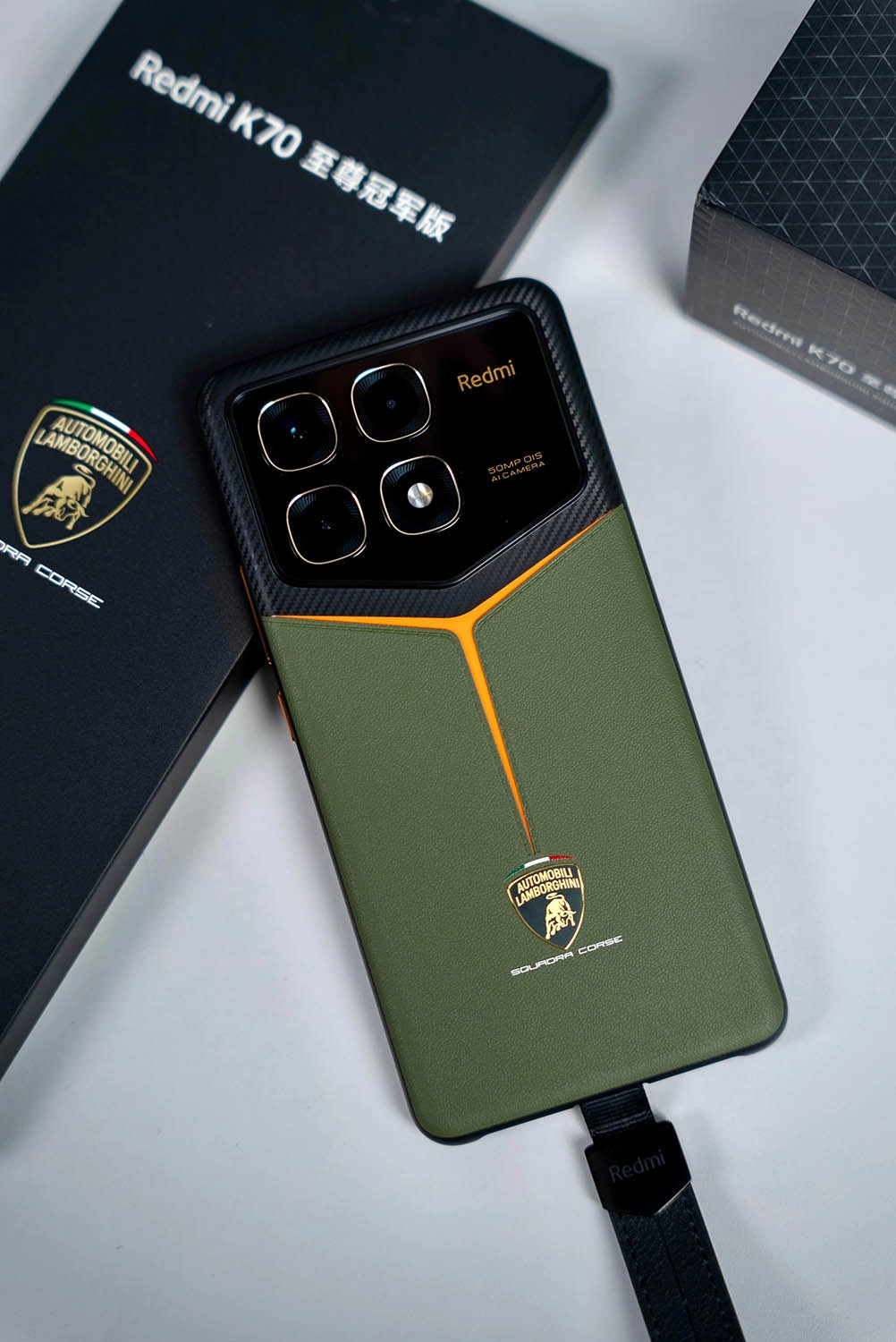 Mở hộp Xiaomi Redmi K70 Ultra Champion Edition: Ốp lưng với chất riêng