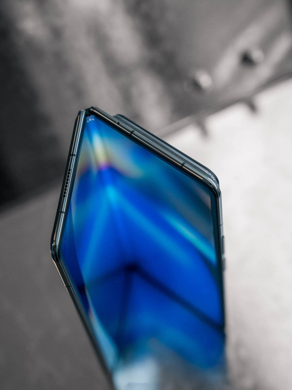 Trên tay Xiaomi MIX Fold 4: Cạnh trên