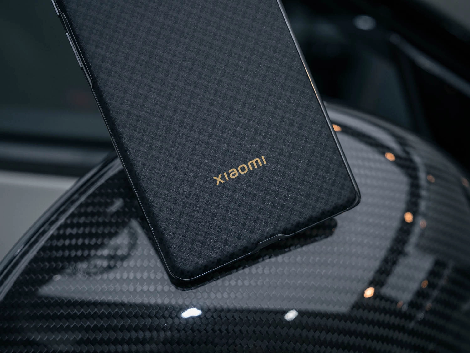 Trên tay Xiaomi MIX Fold 4: Logo nổi bật