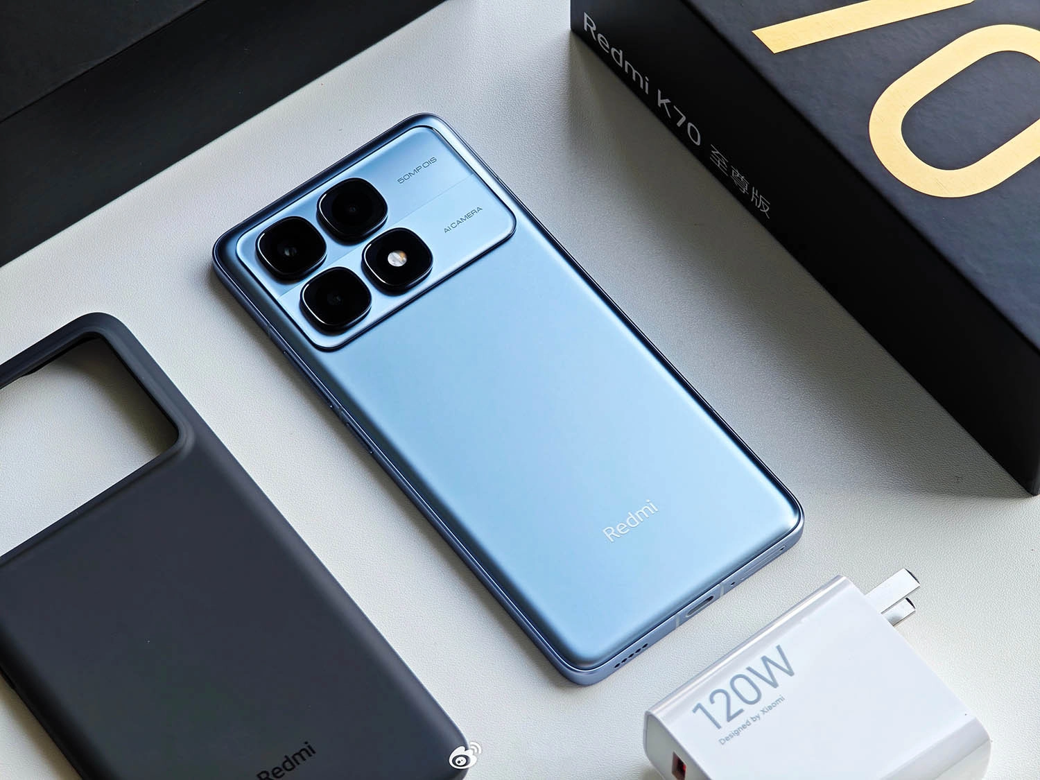 Trên tay Xiaomi Redmi K70 Ultra: Các phụ kiện của Xiaomi Redmi K70 Ultra