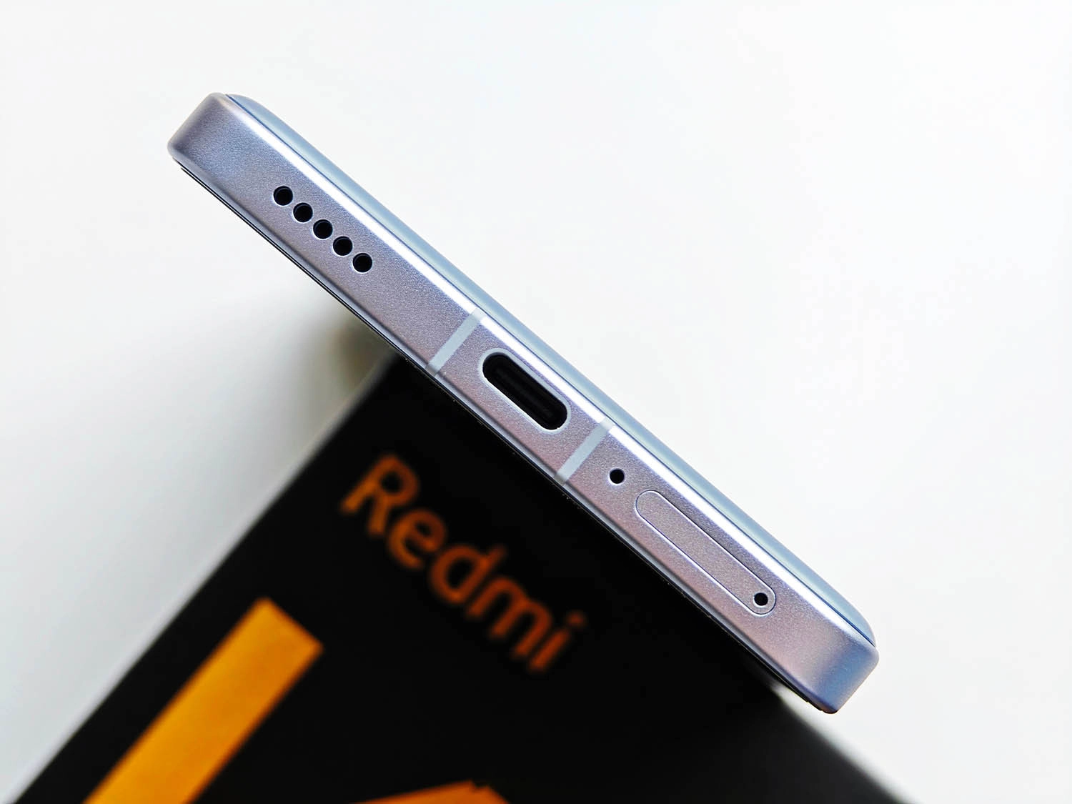 Trên tay Xiaomi Redmi K70 Ultra: Cạnh dưới của Xiaomi Redmi K70 Ultra