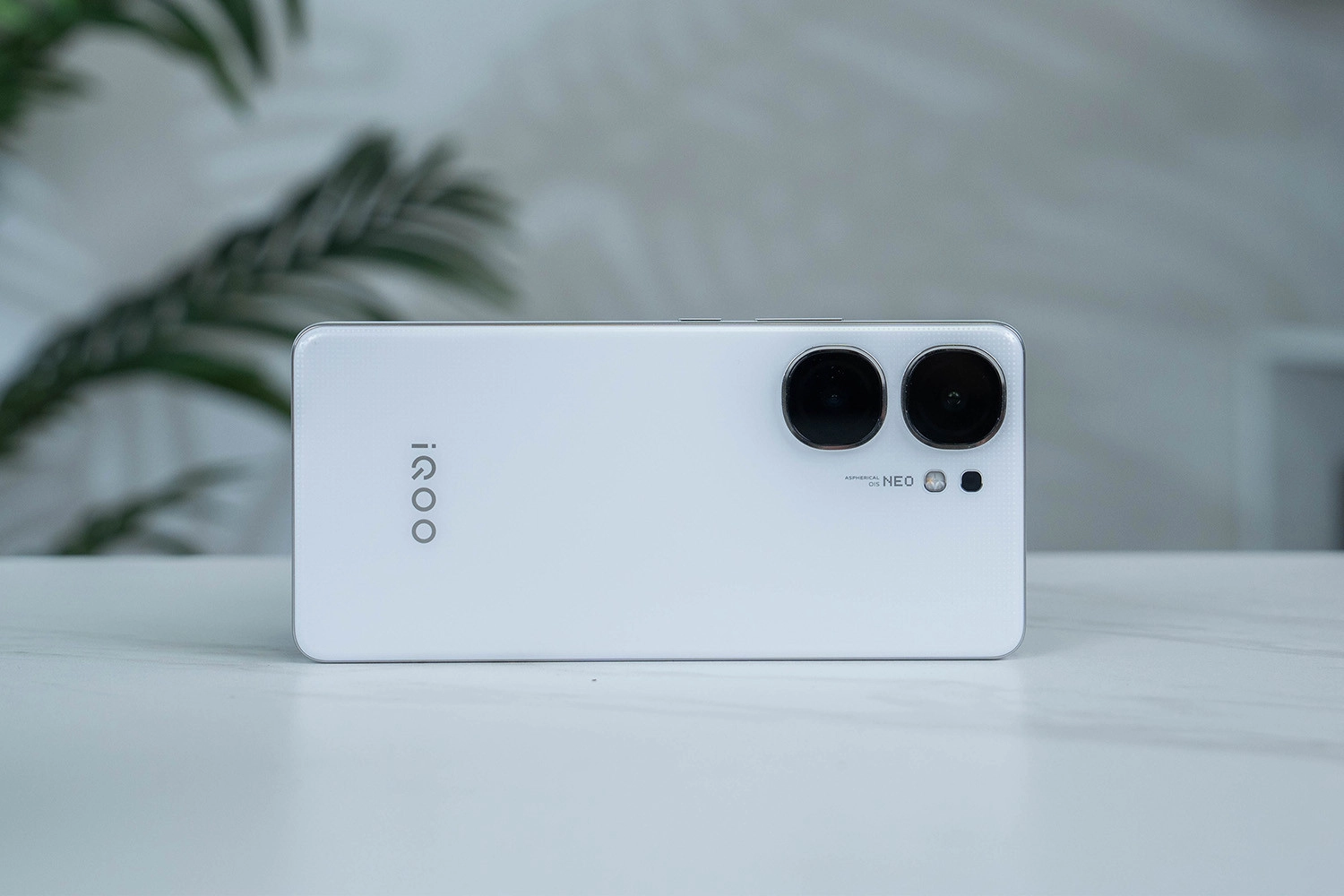 Vivo iQOO Neo 9S Pro Plus có mấy màu: Màu Trắng