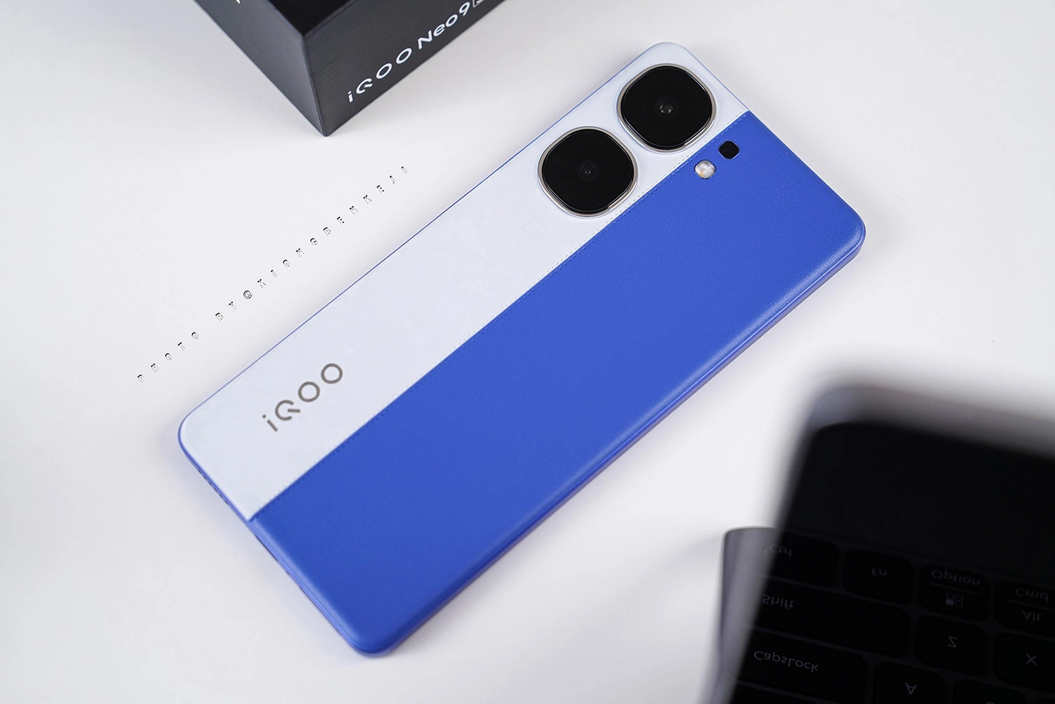 Vivo iQOO Neo 9S Pro Plus có mấy màu: Màu Xanh Trắng