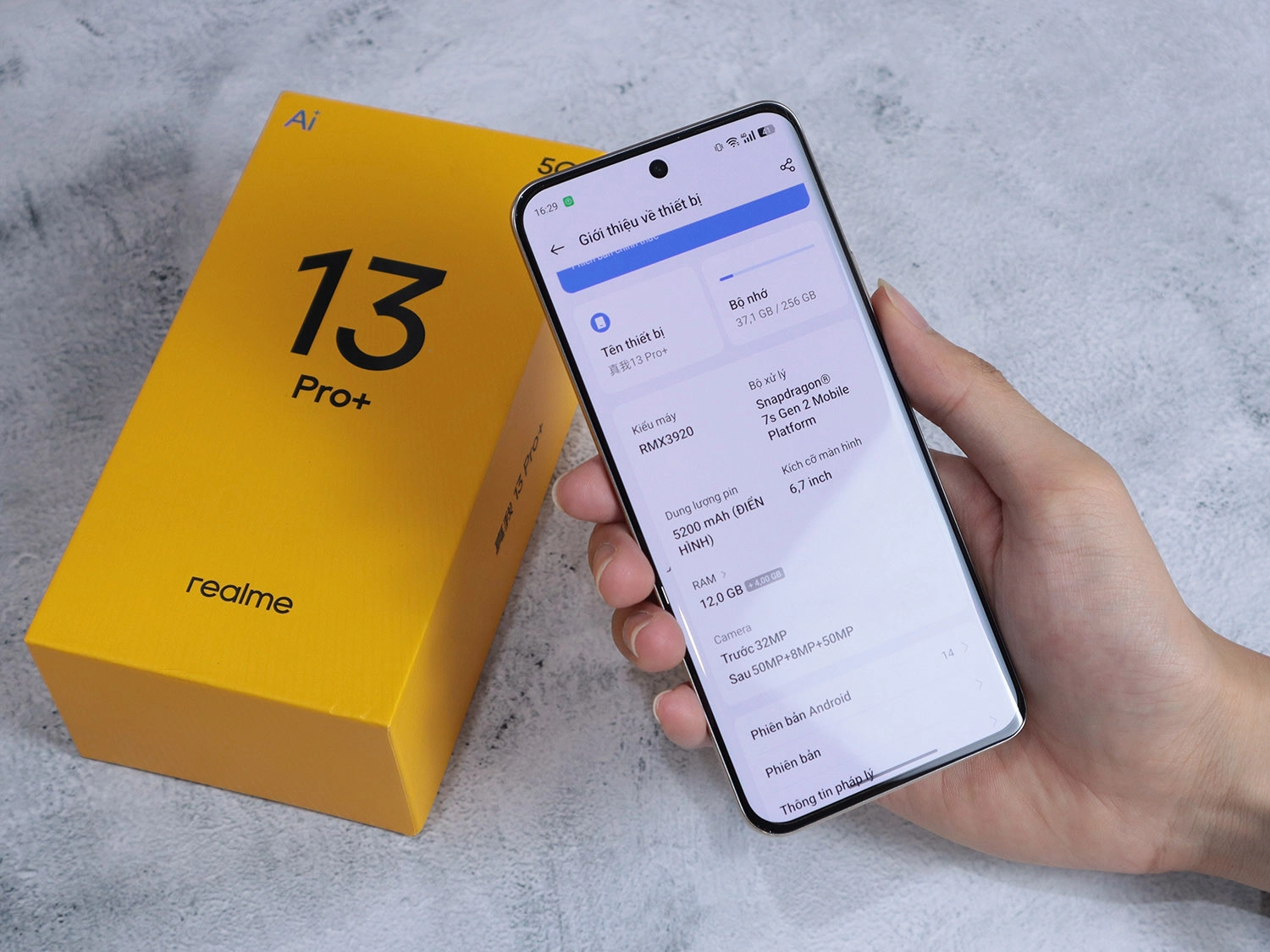 Realme 13 Pro Plus có màn hình cong, viền mỏng