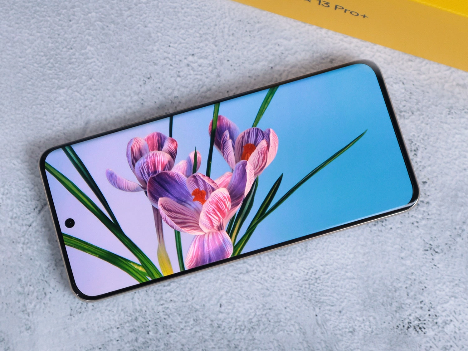 Màn hình Realme 13 Pro Plus cong 1 tỷ màu đẹp, độ sáng cực cao