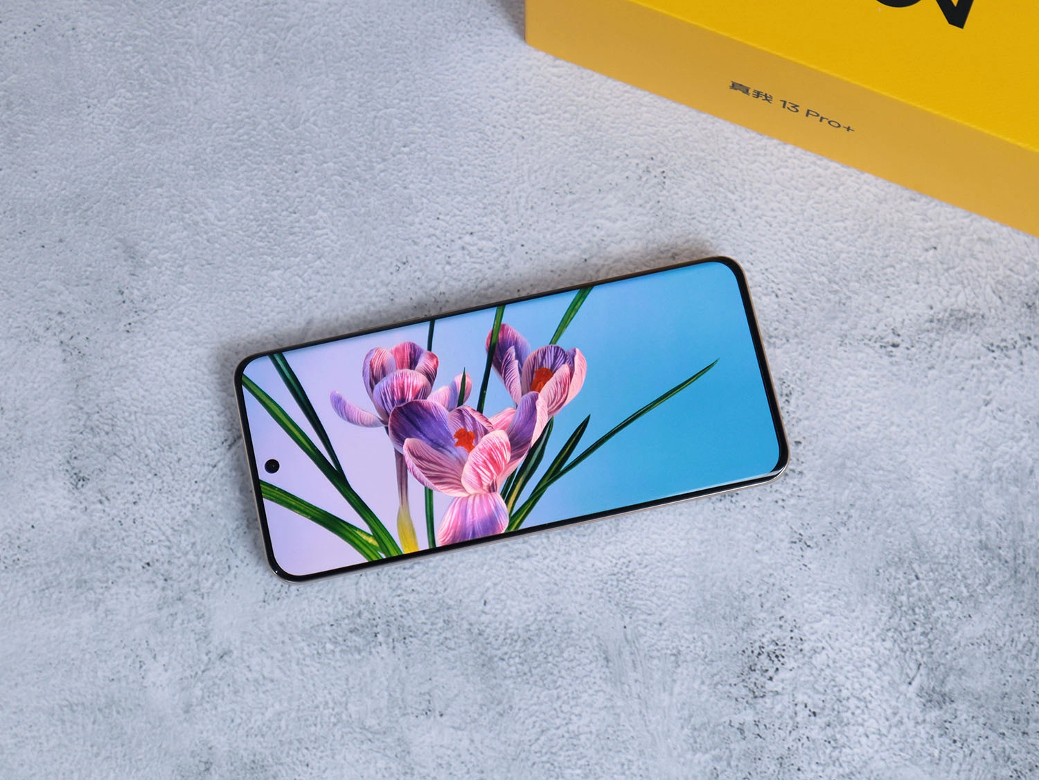 mở hộp Realme 13 Pro Plus: Màn hình của Realme 13 Pro Plus có độ phân giải Full HD+ 