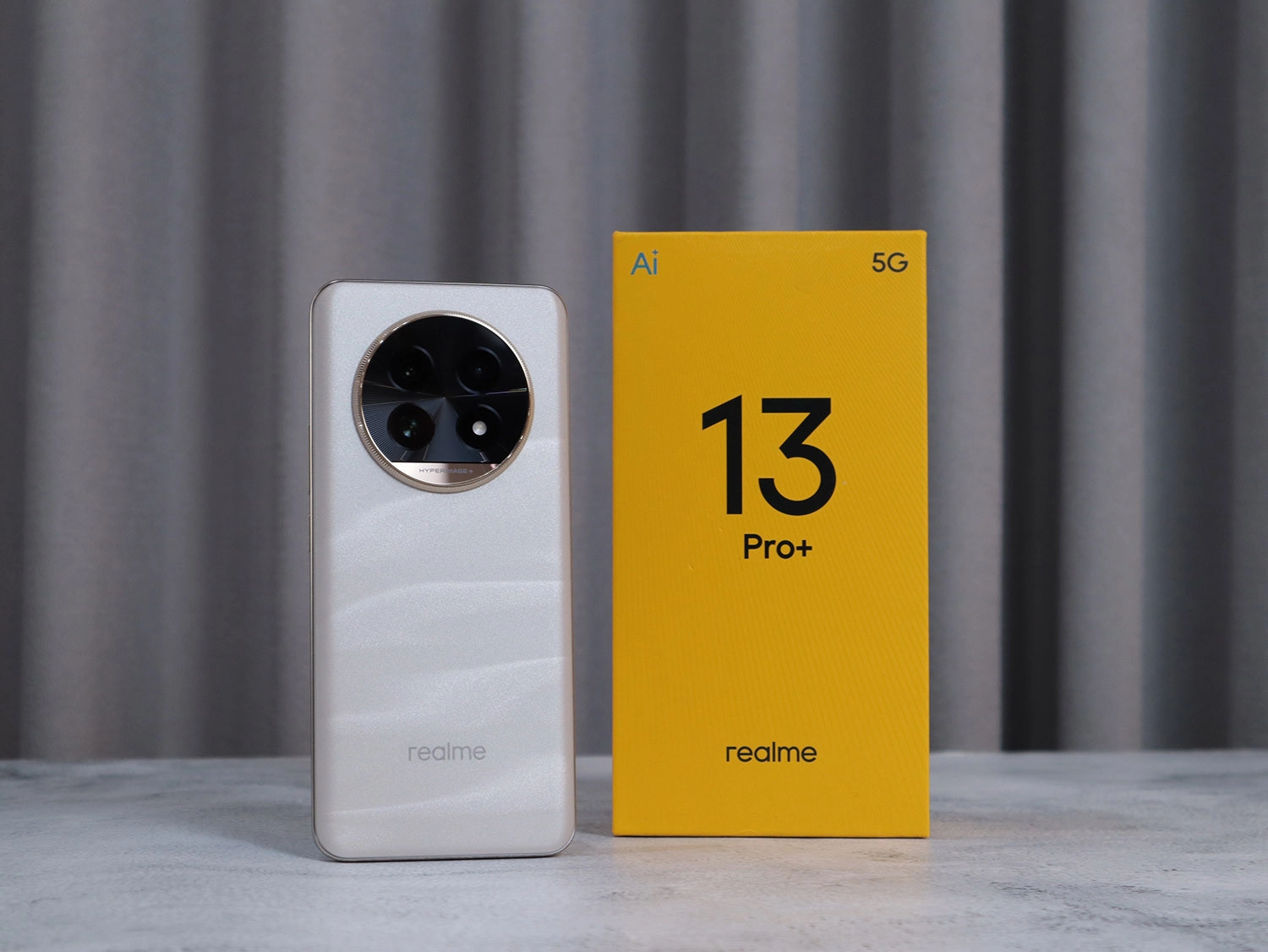 mở hộp Realme 13 Pro Plus: Thiết kế trẻ trung và sang trọng