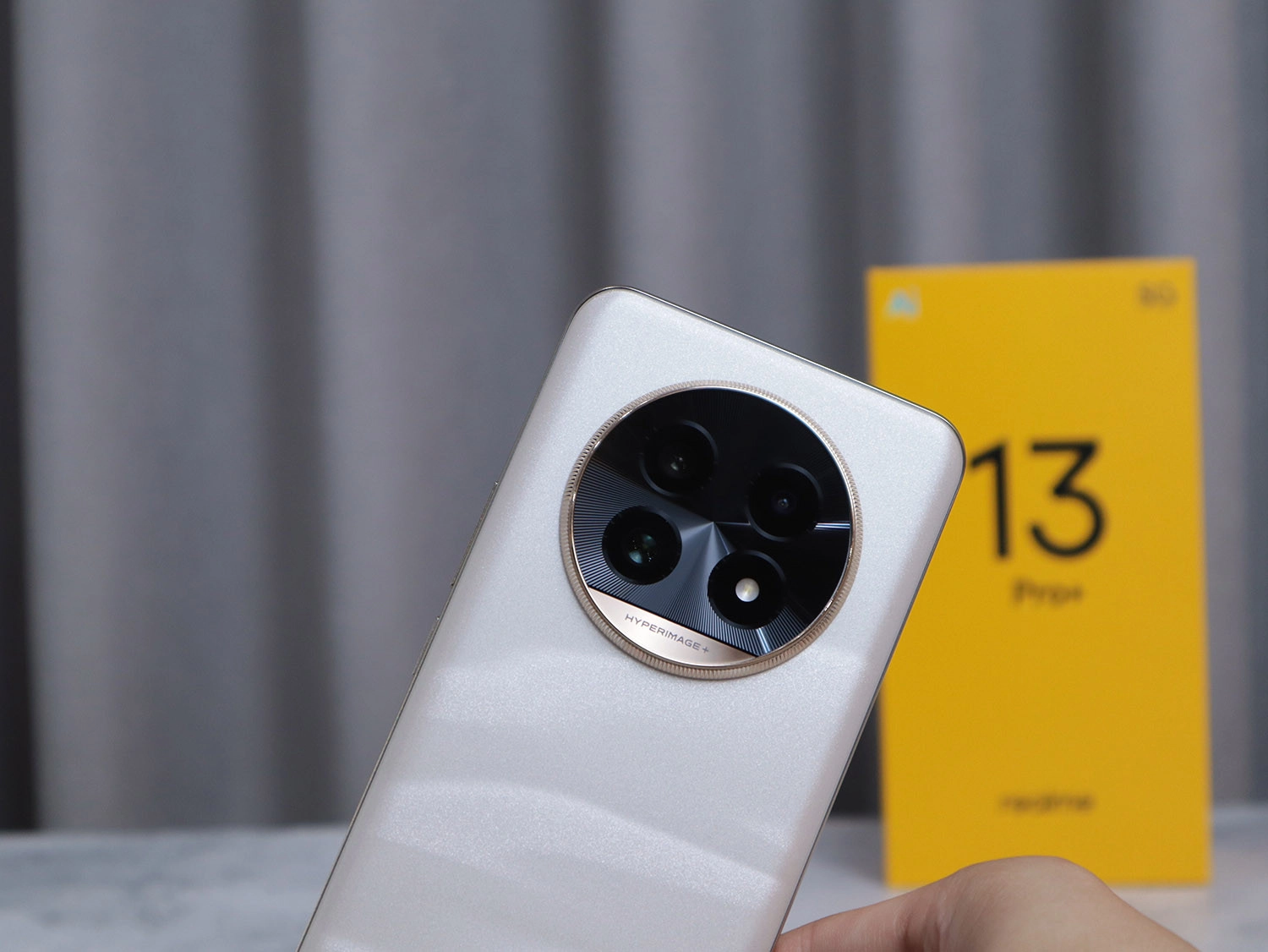 mở hộp Realme 13 Pro Plus: Cụm camera chính