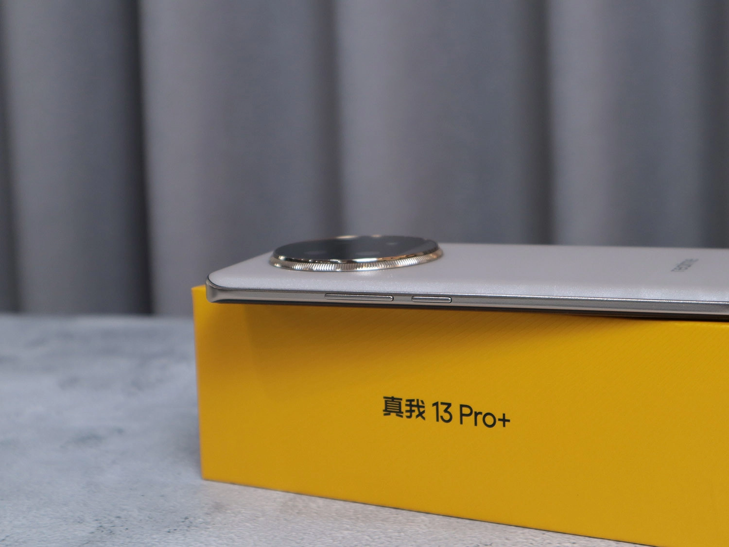 mở hộp Realme 13 Pro Plus: Phím tăng giảm âm lượng