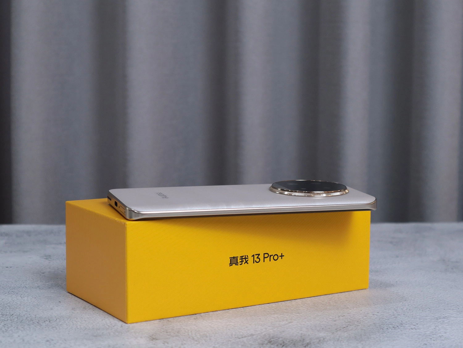 mở hộp Realme 13 Pro Plus: Cạnh phải