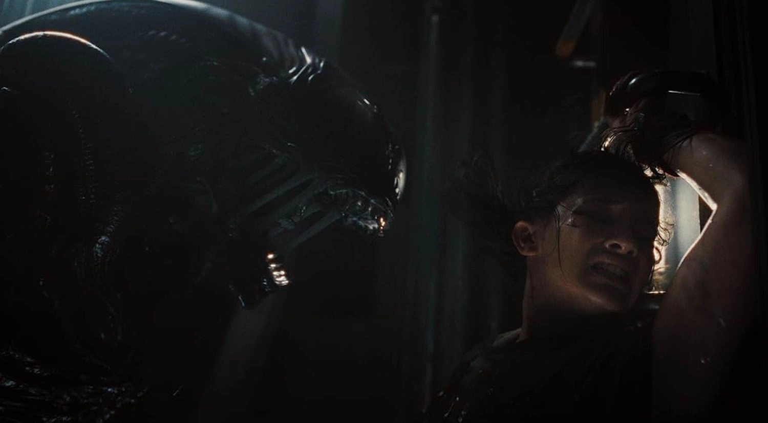 Quái vật Xenomorph đe dọa nữ chính Rain