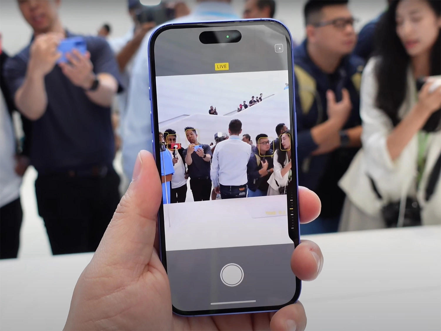 iPhone 16 Plus sở hữu camera selfie 12MP; Quay phim 4K; Tích hợp phím Camera Control